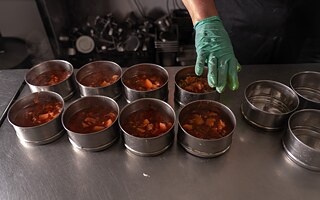 Das Essen für die humanitäre Organisation WCK bereiten lokale Auftragnehmer aus regionalen Produkten zu.
