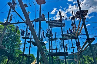 Jugendliche im Kletterpark