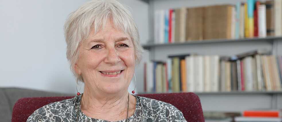 Porträt der Übersetzerin Anita Raja; im Hintergrund ein Bücherregal