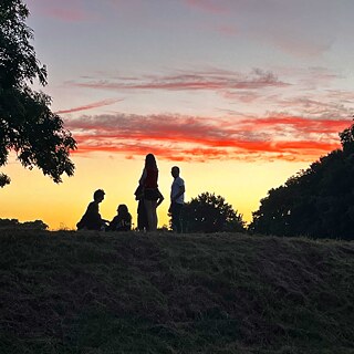 Jugendliche im Sonnenuntergang