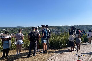 Jugendliche bei der Besichtigung einer Plantage