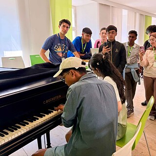 Jugendliche am Klavier im Aufenthaltsraum des Goethe-Instituts Schwäbisch Hall