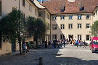 Jugendliche im  Innenhof des Goethe-Instituts in Schwäbisch Hall