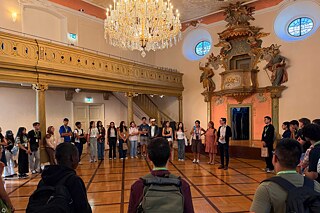 Jugendliche in der Hospitalkirche in Schwäbisch Hall, ein profanierter Sakralraum im Gebäudekomplex des ehemaligen Haller Spitals