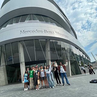 Gruppenbild vor dem Mercedes Museum