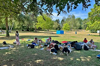 Jugendliche auf einer Wiese in einem Freibad