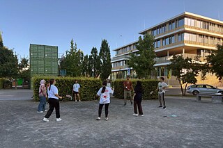 Jugendliche spielen Federball