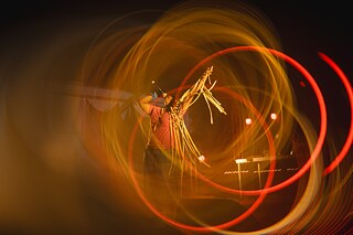 Spectacle avec des effets lumineux créatifs et un éclairage de scène lors d'une représentation en direct.