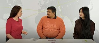 Drei Personen führen eine Unterhaltung