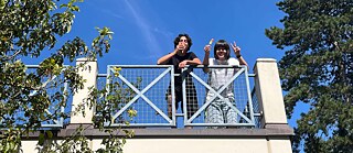 Jugendliche genießen ein Eis am Stiel.