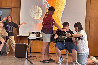 Jugendliche spielen Gitarre.