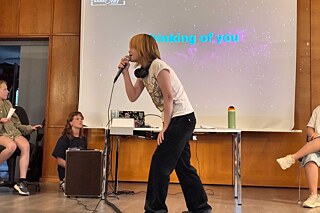 Jugendliche singt.