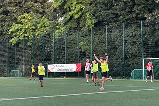 Jugendliche spielen Fußball.