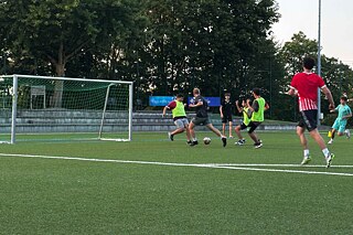 Jugendliche spielen Fußball.