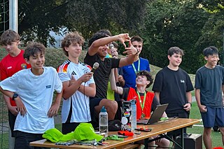 Jugendliche bei einem Fußballspiel.