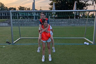 Jugendliche in einem Fußballtor.