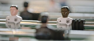 SCHWARZE ADLER, dir. Torsten Körner | Kicker Figuren