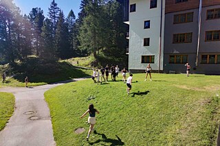 Jugendliche auf einer Wiese