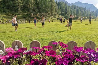 Jugendliche auf einer Wiese