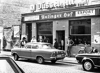 Der Ratinger Hof in Düsseldorf im Jahre 1978 mit einem Opel Kadett davor.