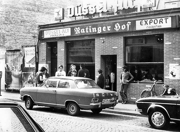 Der Ratinger Hof in Düsseldorf im Jahre 1978 mit einem Opel Kadett davor.