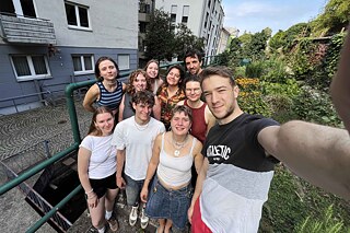 Junge Erwachsene beim Selfie