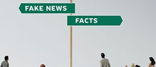 Menschliche Figuren, die am Scheideweg eine Entscheidung treffen müssen (Fake News - Fakten)