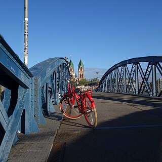 Wiwilíbrücke und Kirche der Herz-Jesu-Kirche in Freiburg im Breisgau