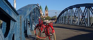 Wiwilíbrücke und Kirche der Herz-Jesu-Kirche in Freiburg im Breisgau