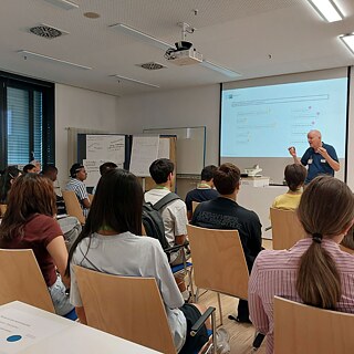 Jugendliche bei Vorträgen und Workshops an der IHK
