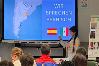 Jugendliche präsentieren ihr Herkunftsland.