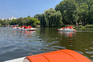 Jugendliche in Tretbooten auf dem Neckar