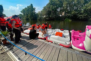 Jugendliche in Tretbooten auf dem Neckar