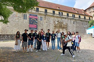 Gruppenbild vor dem Schloss Tübingen