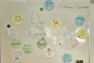 Whiteboard mit bunten Karten
