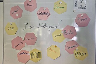 Pinnwand mit bunten Karten