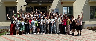 Всі учасники курсу стоять перед будівлею