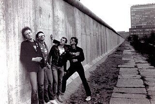 La banda musical PVC con el innovador de Punk Gerrit Meijer en el Potsdamer Platz en Berlín, en 1978.