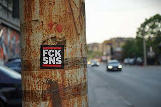 Nálepka kritická voči vláde v Belehrade