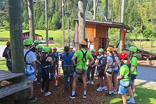 Jugendliche in einem Hochseilgarten