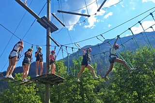 Jugendliche in einem Hochseilgarten