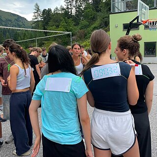 Jugendliche auf einem Hof beim Spiel „Digits“