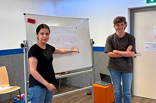 Jugendliche bei einer Präsentation