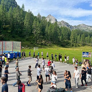 Jugendliche beim Frühsport auf einem Hof
