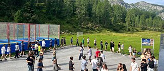 Jugendliche beim Frühsport auf einem Hof