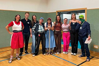 Verkleidete junge Erwachsene