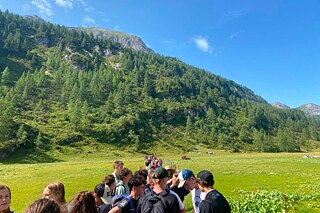 Jugendliche starten eine Wanderung in den Alpen.