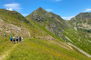 Jugendliche bei einer Wanderung in den Alpen