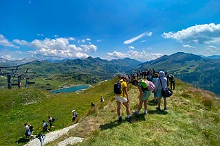 Jugendliche bei einer Wanderung in den Alpen
