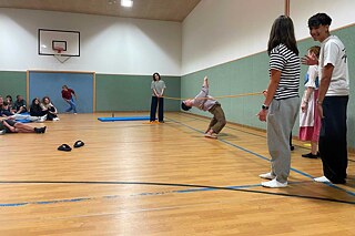 Jugendliche in einer Sporthalle